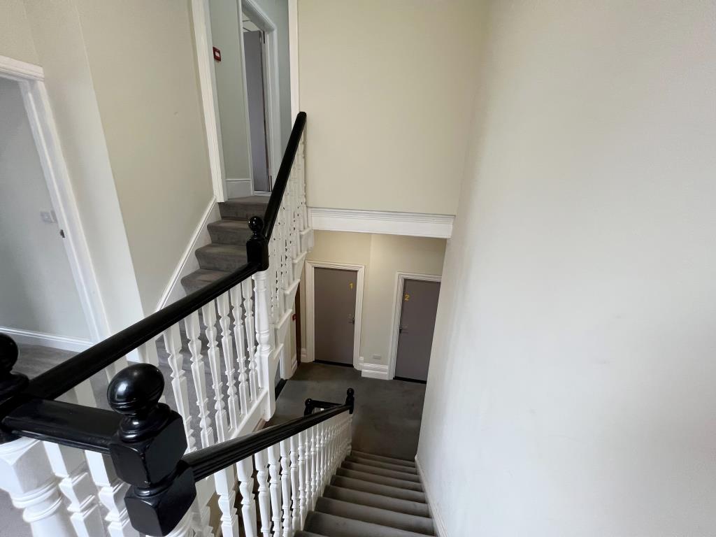 Lot: 96 - FREEHOLD SIX-BEDROOM HMO AND PAIR OF FLATS -
